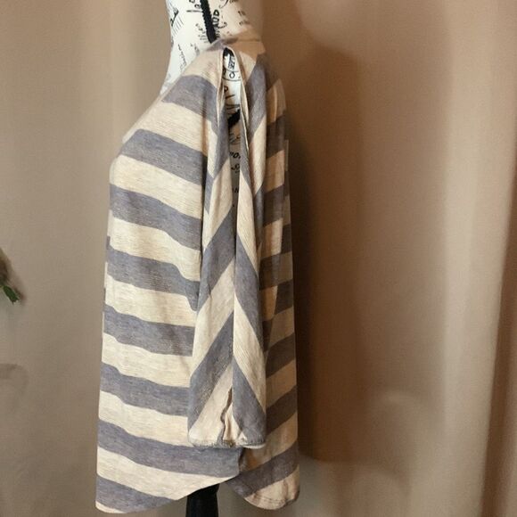 Enter pin is 24 1/2 length and the phone is 24 1/2 in the back it’s 28 1/2. 9/1 - Picture 3 of 8